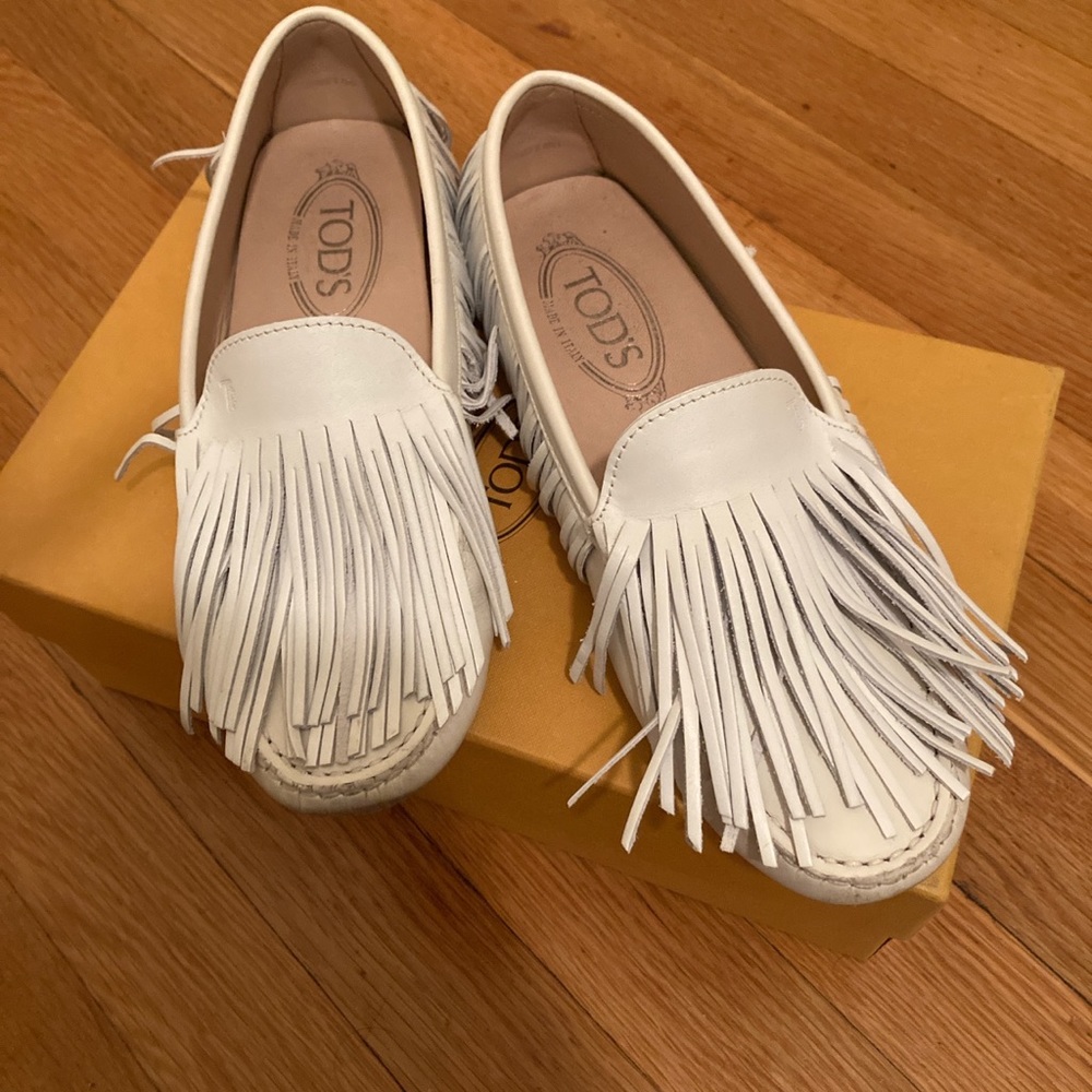 Beautiful Tod’s moccasins in white leather